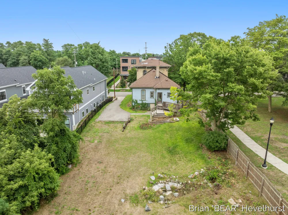 827 Fairview Avenue NE Grand Rapids, MI 49503