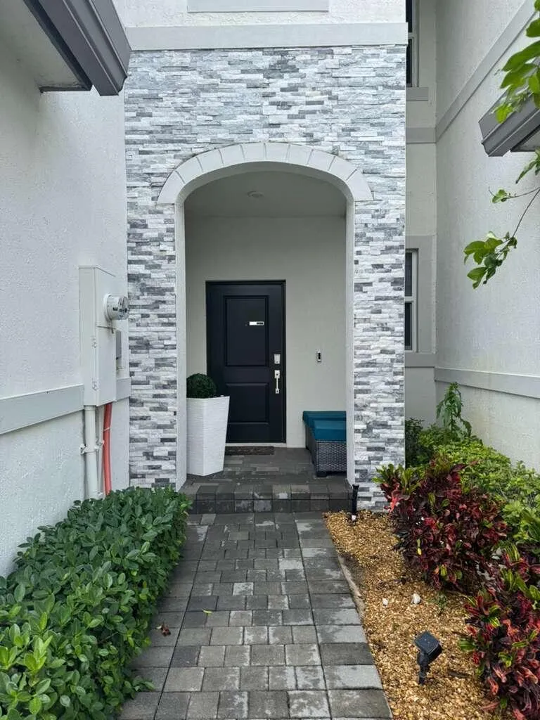 4668 NW 120th Way Coral Springs, FL 33076