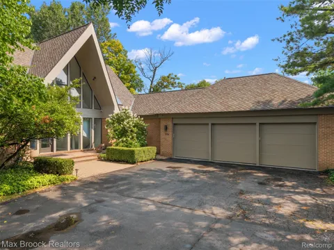 1136 Norminister End