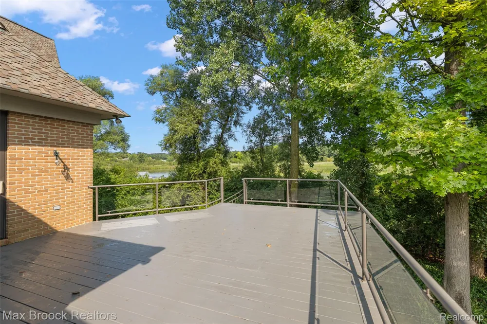 1136 Norminister End Bloomfield Charter Township, MI 48302
