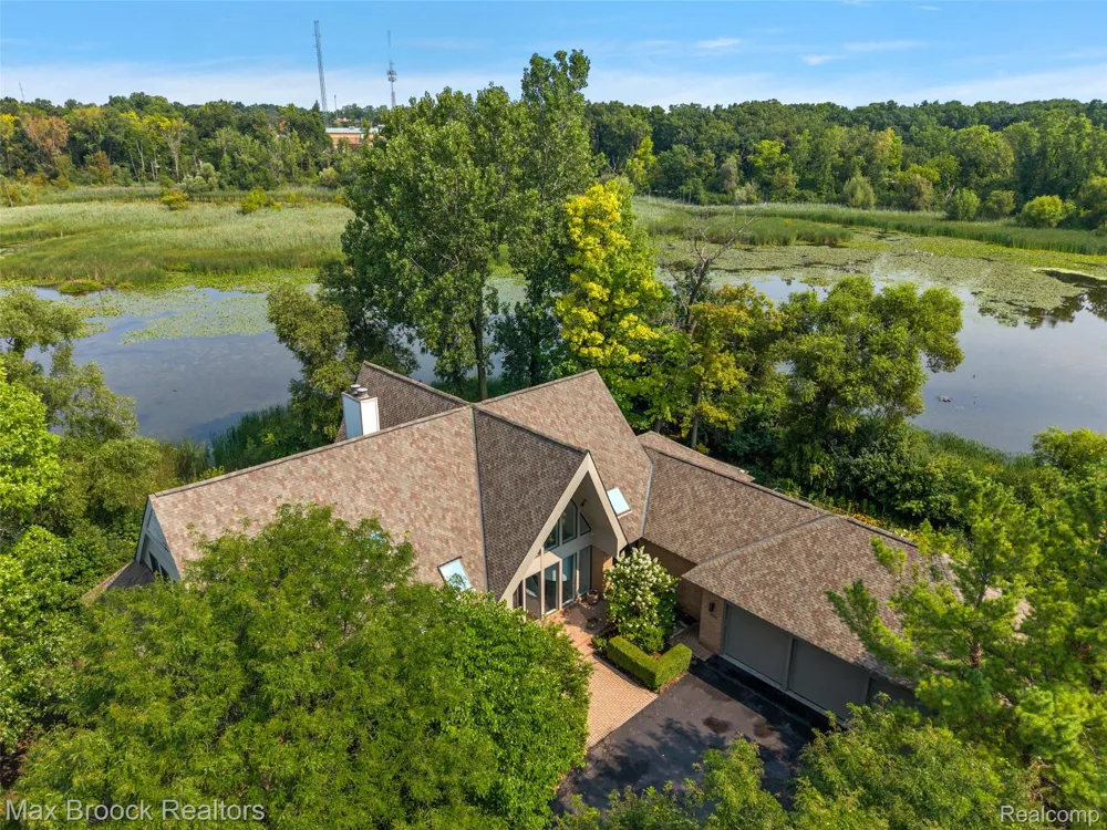 1136 Norminister End Bloomfield Charter Township, MI 48302