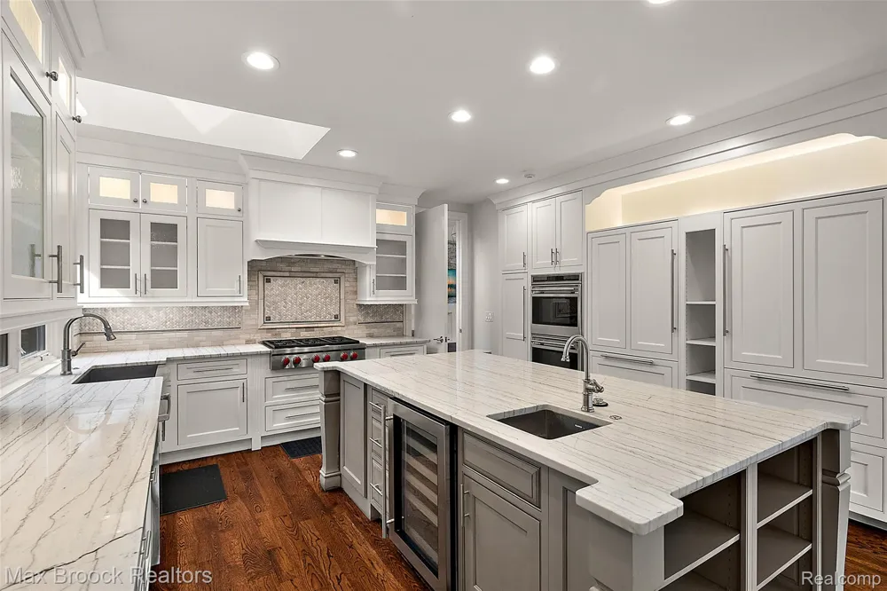 1136 Norminister End Bloomfield Charter Township, MI 48302