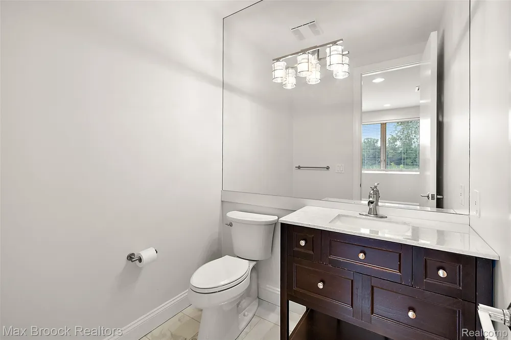 1136 Norminister End Bloomfield Charter Township, MI 48302