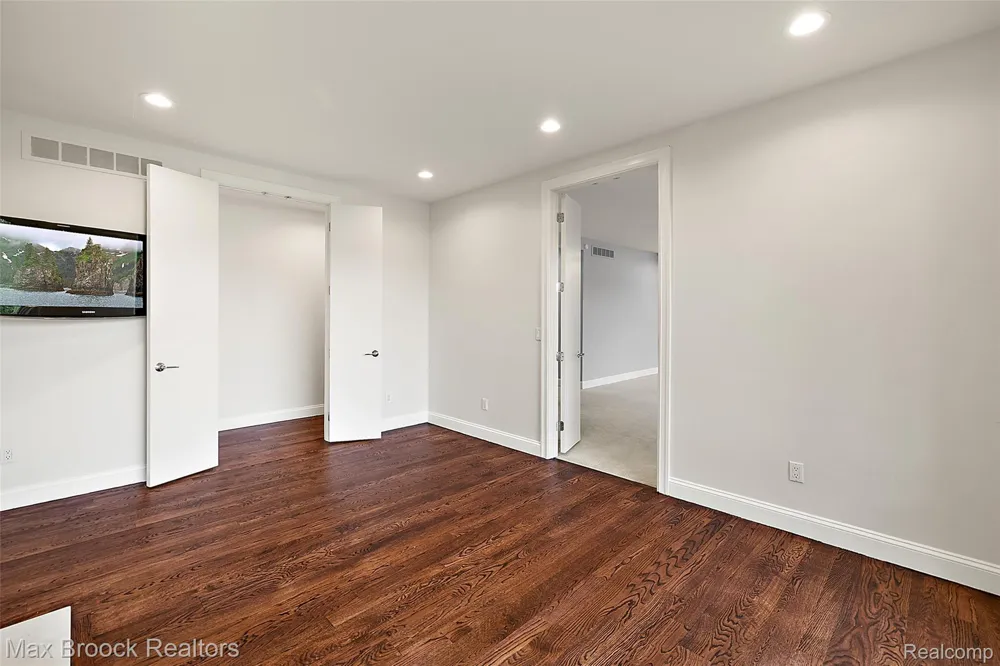 1136 Norminister End Bloomfield Charter Township, MI 48302