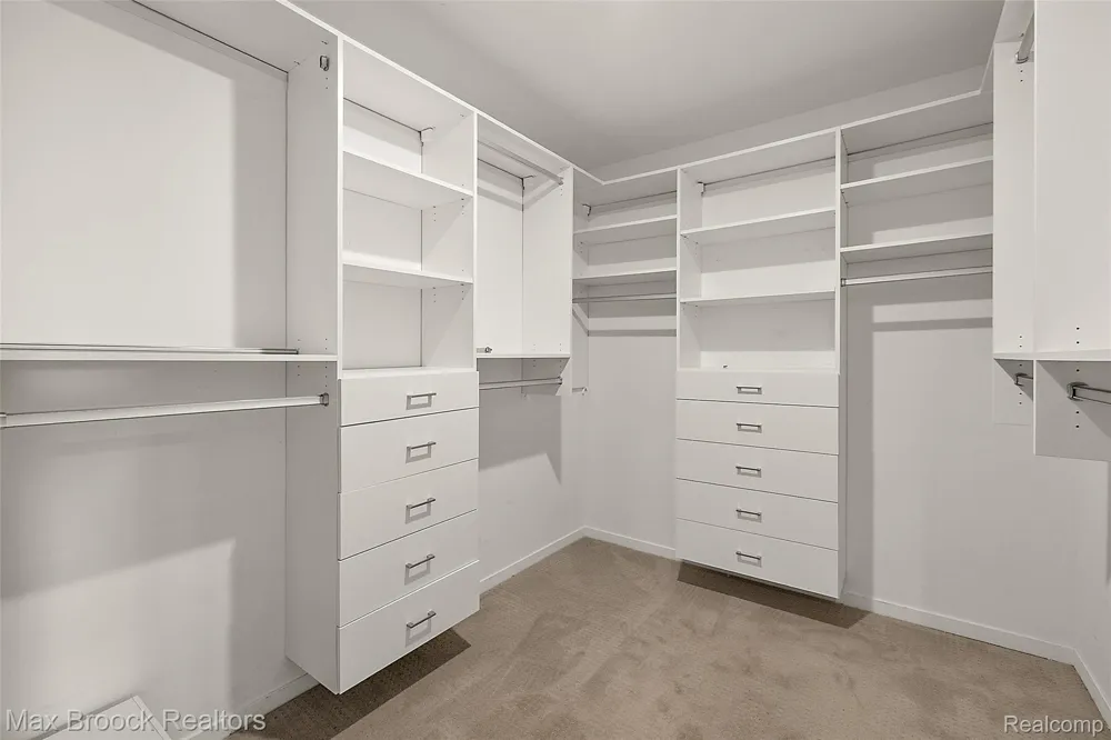 1136 Norminister End Bloomfield Charter Township, MI 48302