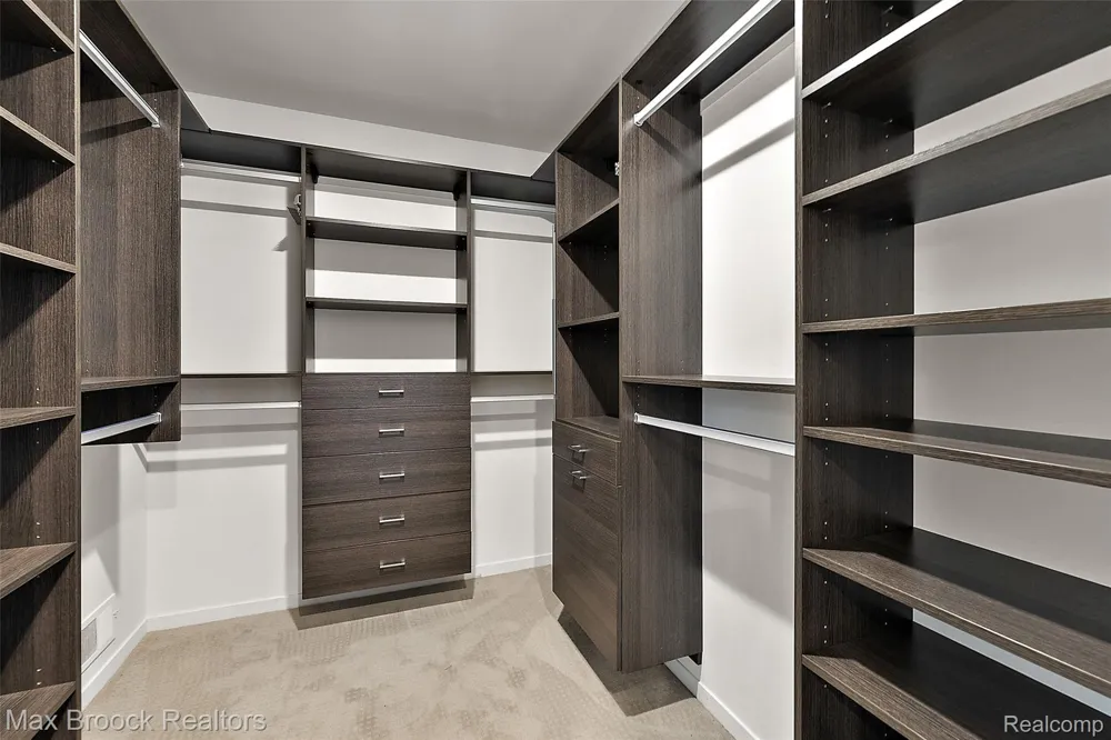 1136 Norminister End Bloomfield Charter Township, MI 48302