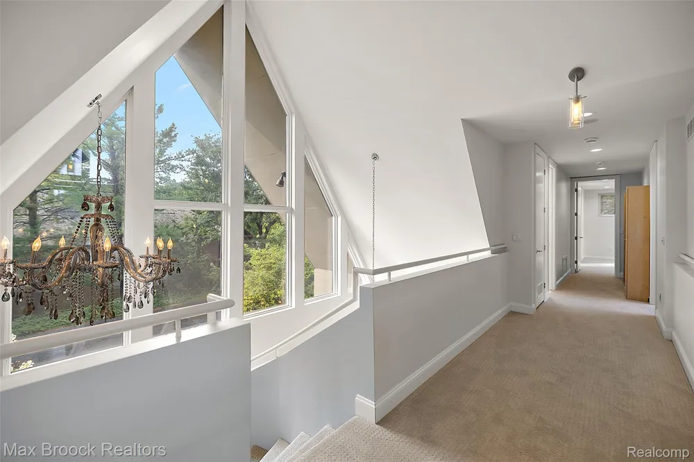 1136 Norminister End Bloomfield Charter Township, MI 48302
