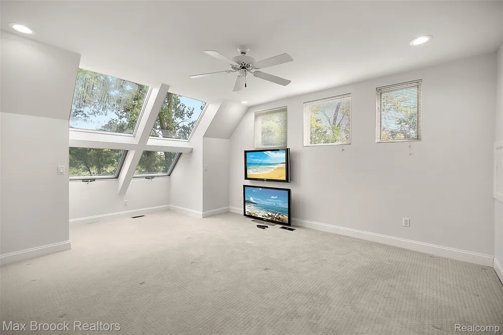1136 Norminister End Bloomfield Charter Township, MI 48302
