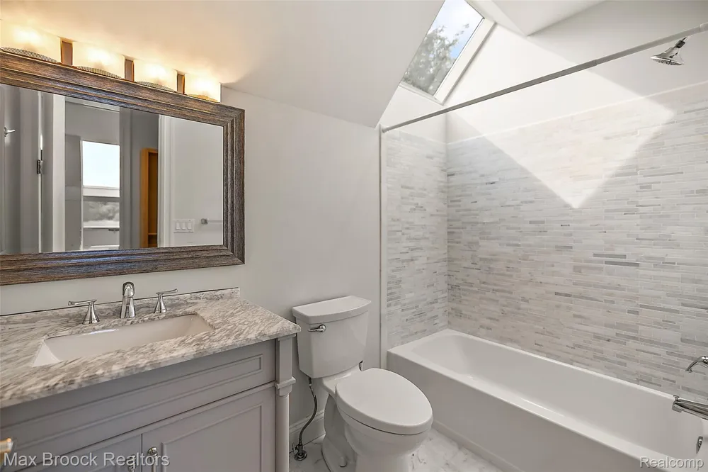 1136 Norminister End Bloomfield Charter Township, MI 48302