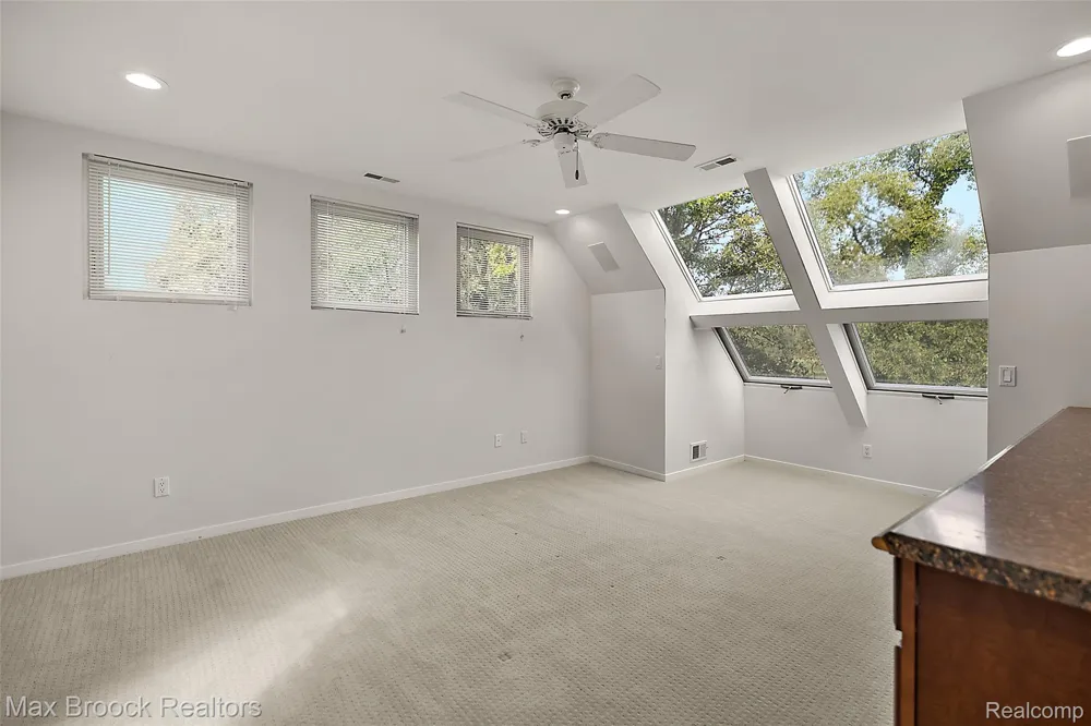 1136 Norminister End Bloomfield Charter Township, MI 48302