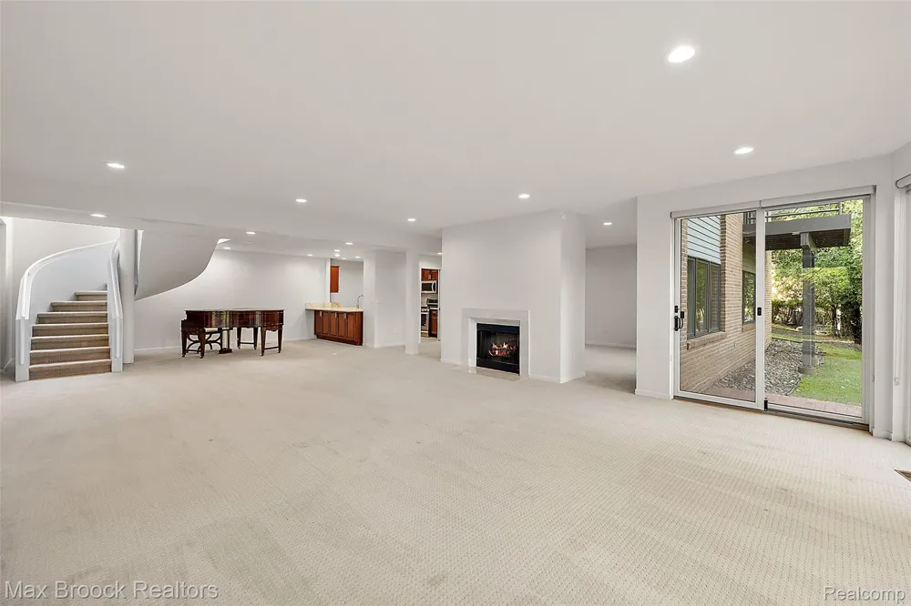 1136 Norminister End Bloomfield Charter Township, MI 48302