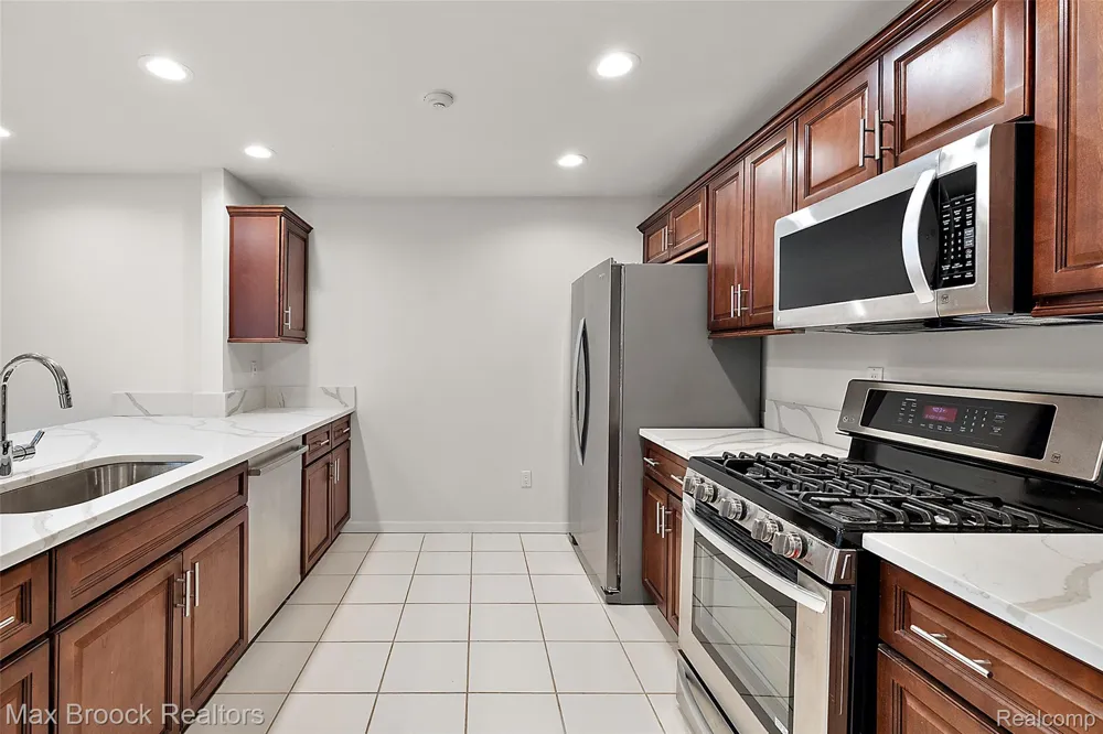 1136 Norminister End Bloomfield Charter Township, MI 48302