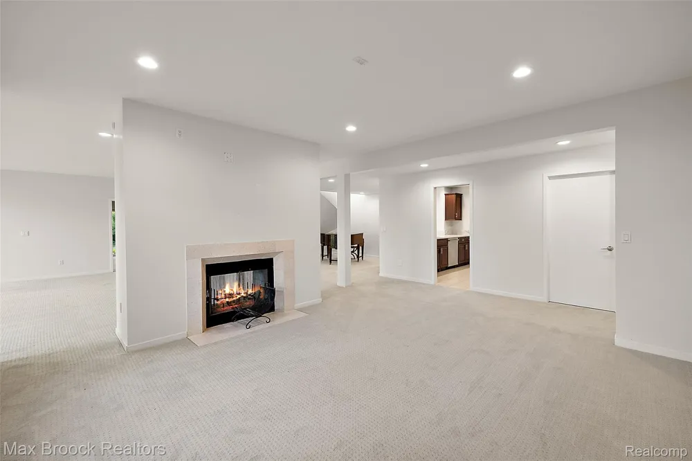 1136 Norminister End Bloomfield Charter Township, MI 48302