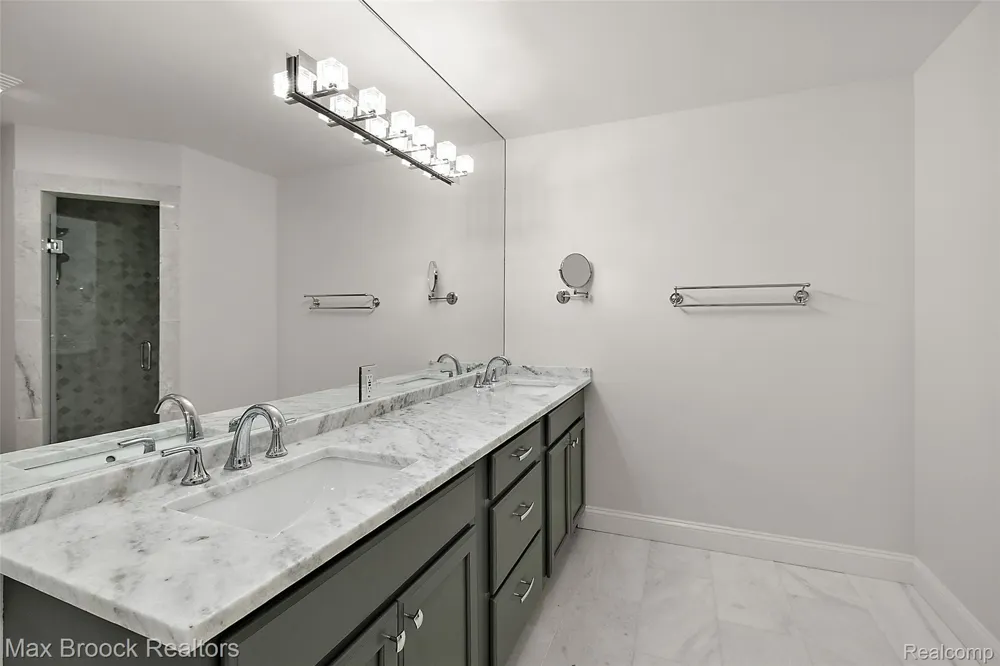1136 Norminister End Bloomfield Charter Township, MI 48302