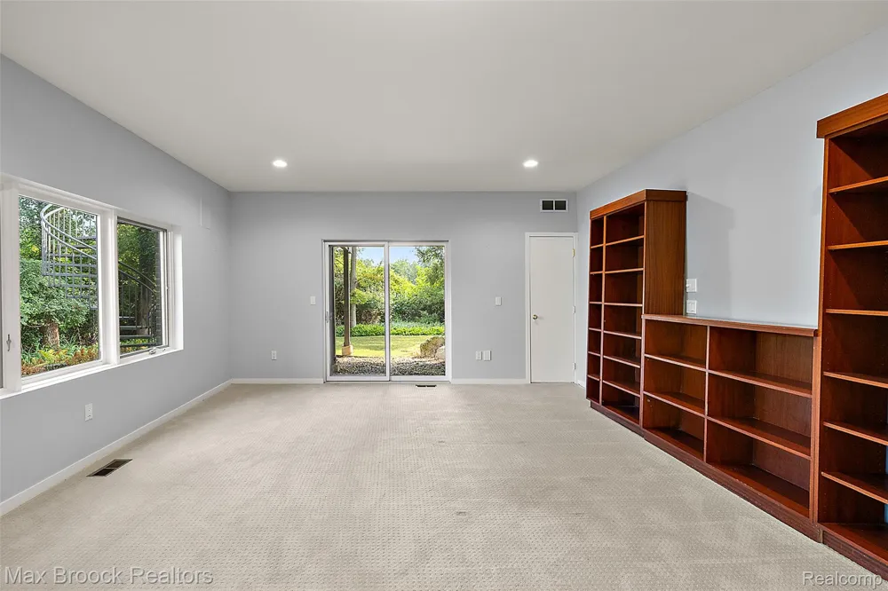 1136 Norminister End Bloomfield Charter Township, MI 48302