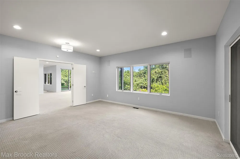 1136 Norminister End Bloomfield Charter Township, MI 48302