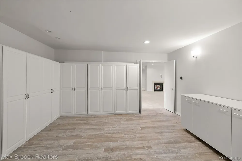 1136 Norminister End Bloomfield Charter Township, MI 48302