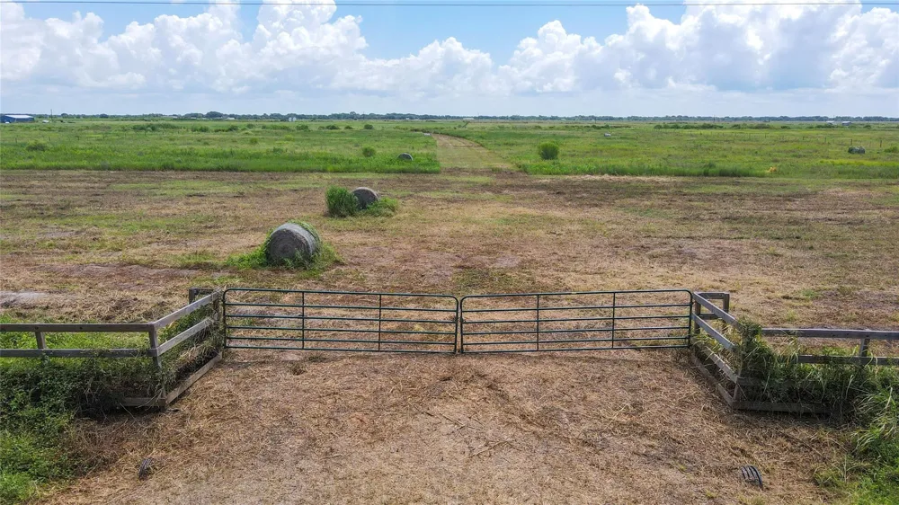 Cr 393 Louise, TX 77455