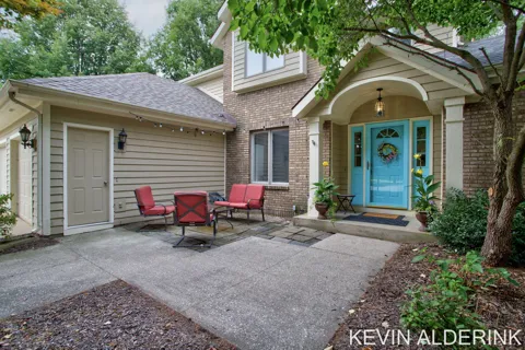 1305 Augusta Court W