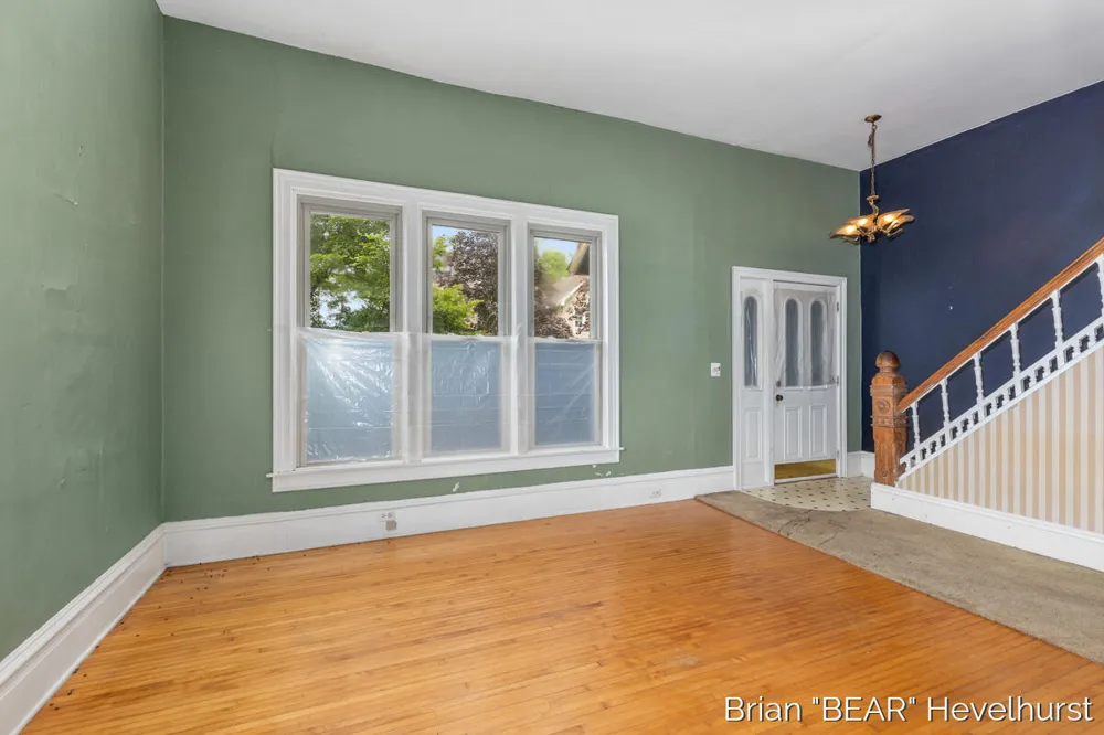 827 Fairview Avenue NE Grand Rapids City, MI 49503