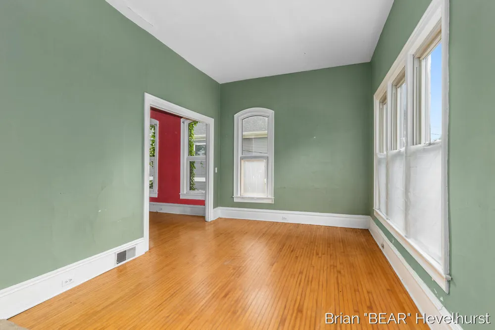 827 Fairview Avenue NE Grand Rapids City, MI 49503