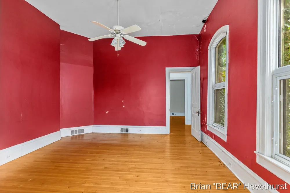 827 Fairview Avenue NE Grand Rapids City, MI 49503