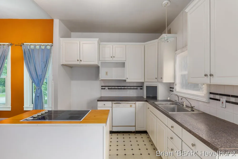 827 Fairview Avenue NE Grand Rapids City, MI 49503