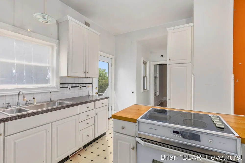 827 Fairview Avenue NE Grand Rapids City, MI 49503