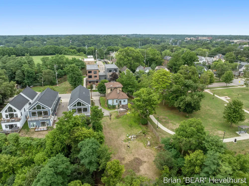 827 Fairview Avenue NE Grand Rapids City, MI 49503