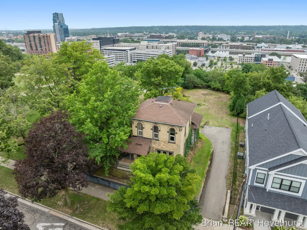 827 Fairview Avenue NE Grand Rapids City, MI 49503