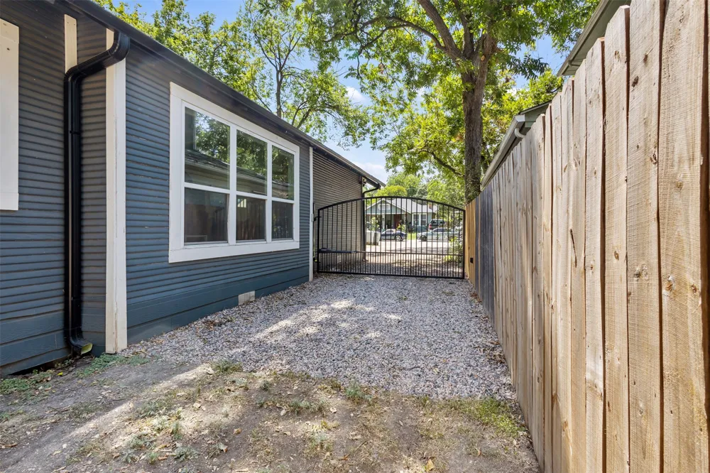 406 S Montreal Avenue Dallas, TX 75208