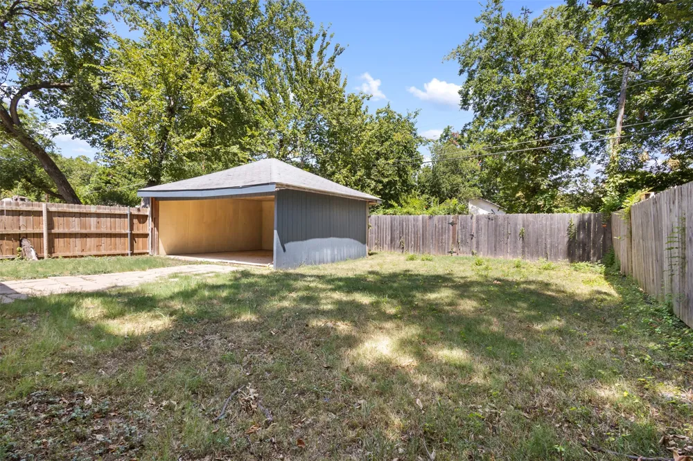 406 S Montreal Avenue Dallas, TX 75208