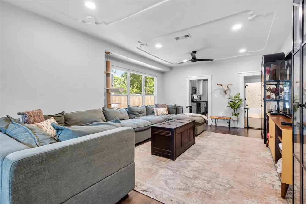 406 S Montreal Avenue Dallas, TX 75208