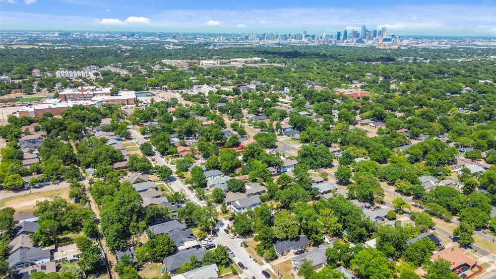 406 S Montreal Avenue Dallas, TX 75208