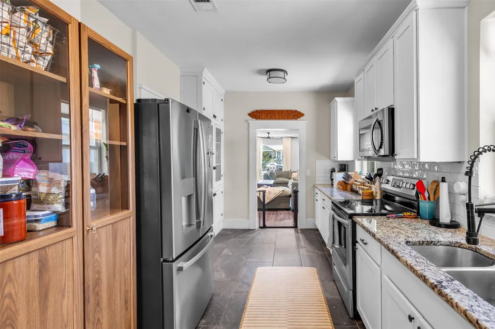 406 S Montreal Avenue Dallas, TX 75208