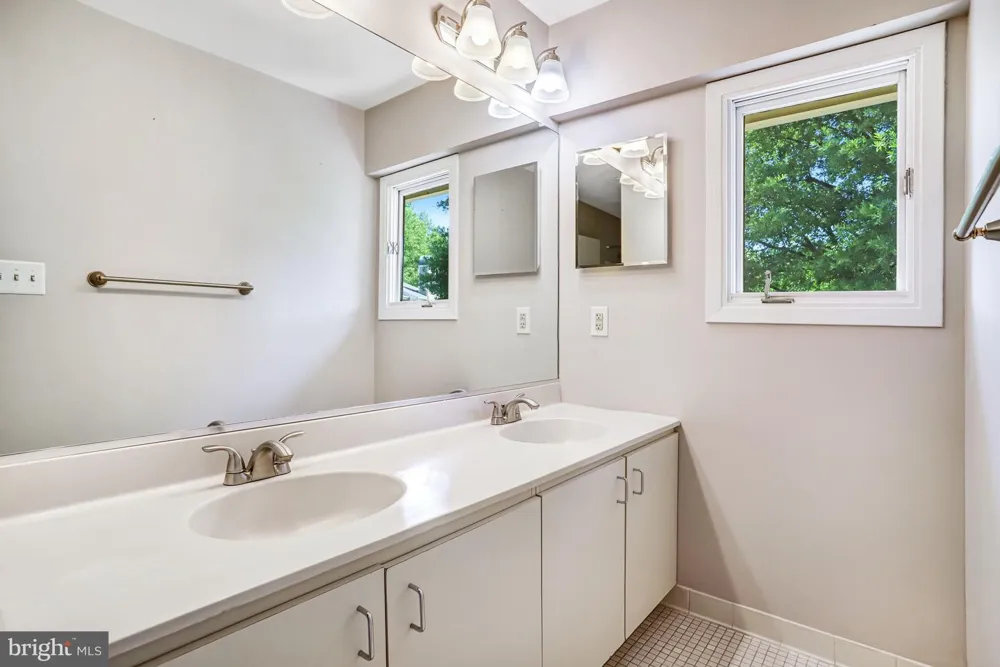 1953 LAKEPORT WAY Reston, VA 20191