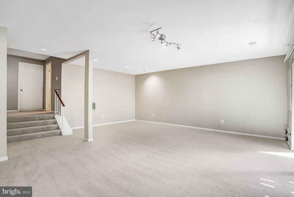1953 LAKEPORT WAY Reston, VA 20191