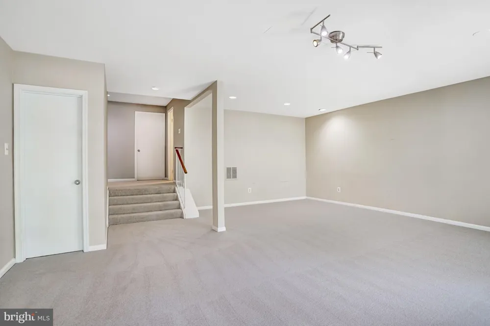 1953 LAKEPORT WAY Reston, VA 20191