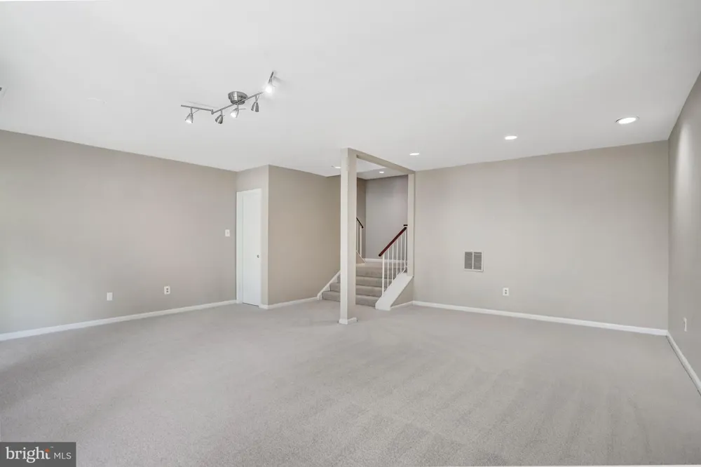 1953 LAKEPORT WAY Reston, VA 20191
