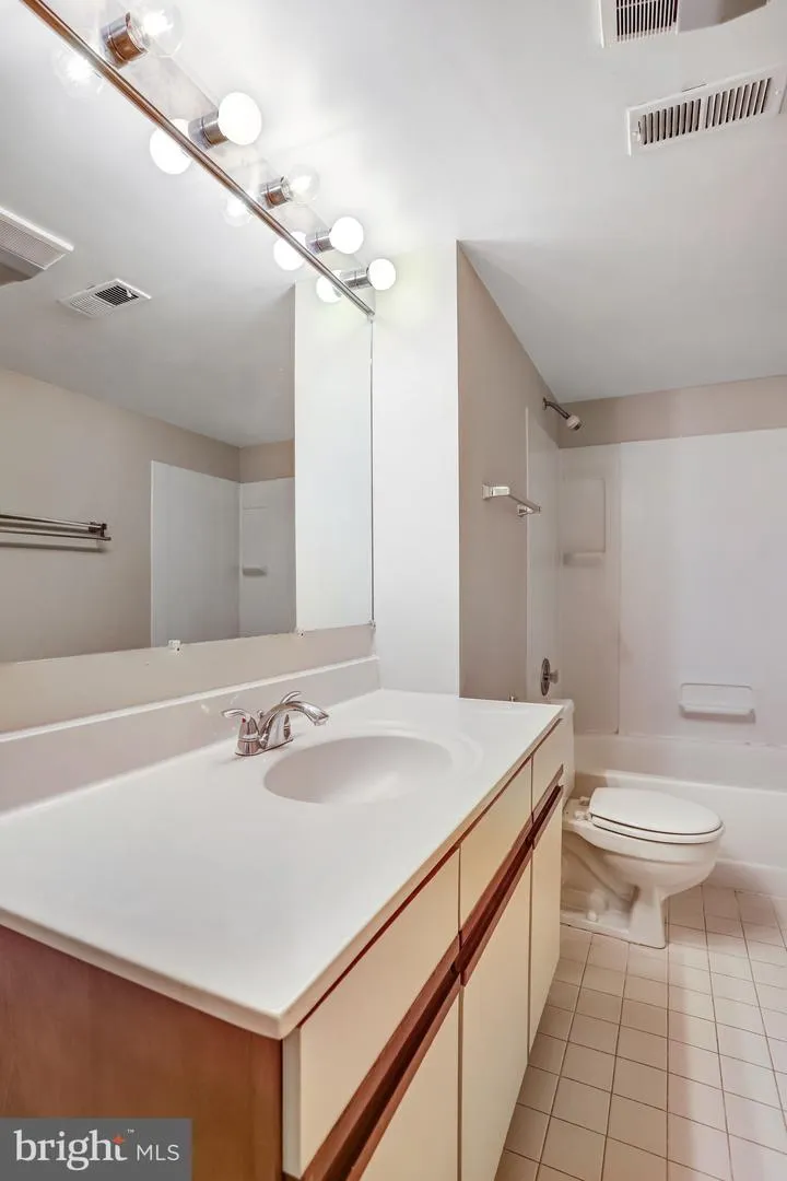 1953 LAKEPORT WAY Reston, VA 20191