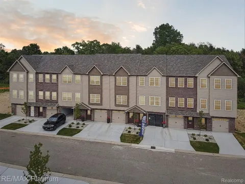 1665 Pinecroft Lane
