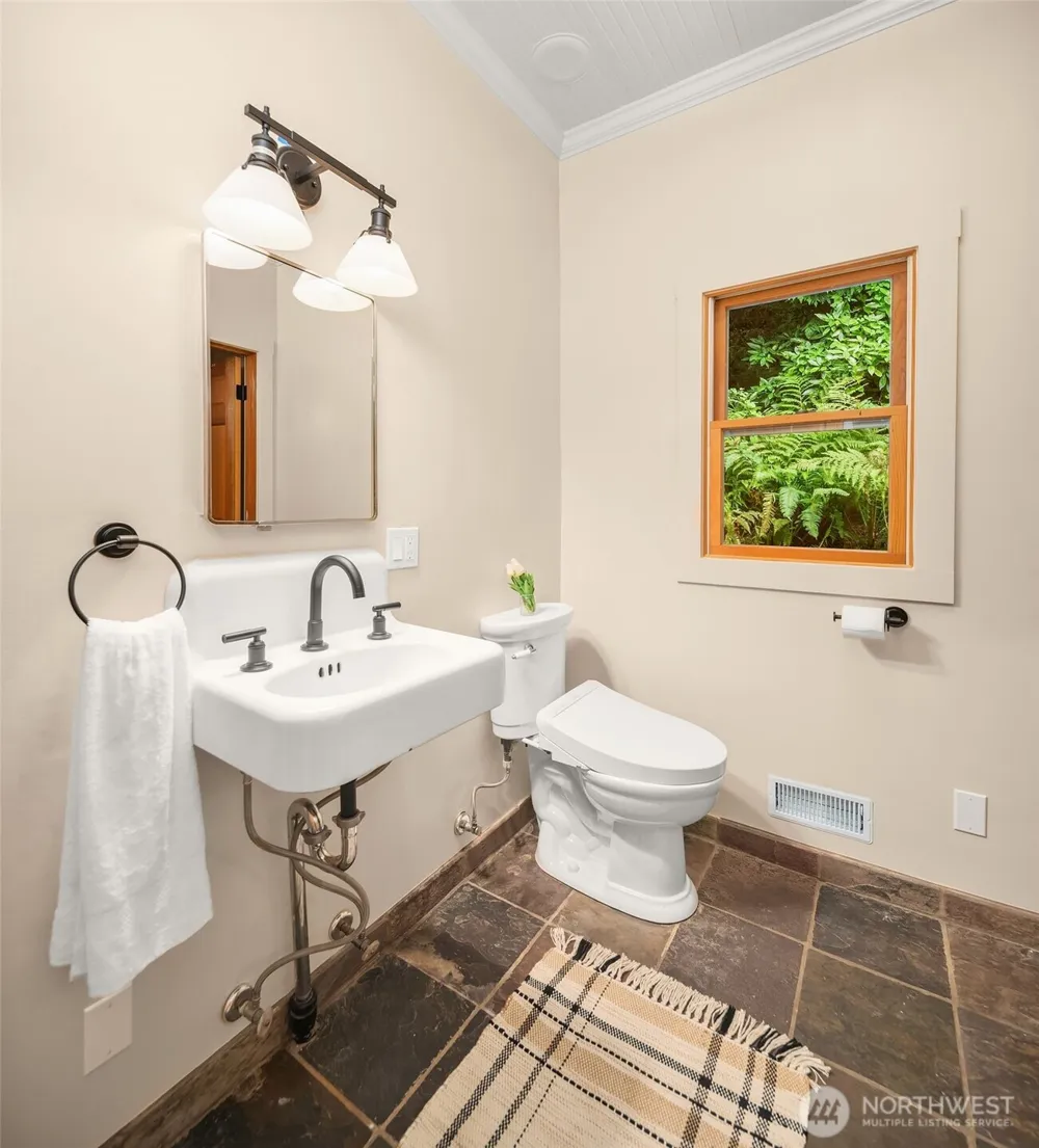 9943 SW 123rd Place Vashon, WA 98070