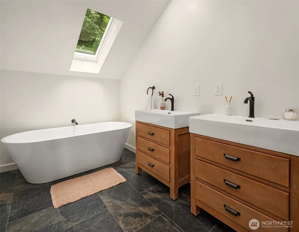 9943 SW 123rd Place Vashon, WA 98070