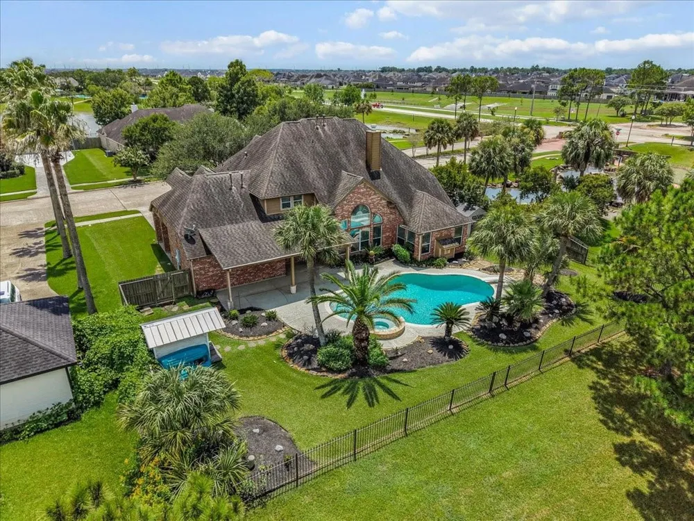 1618 Stoney Lake Drive Friendswood, TX 77546