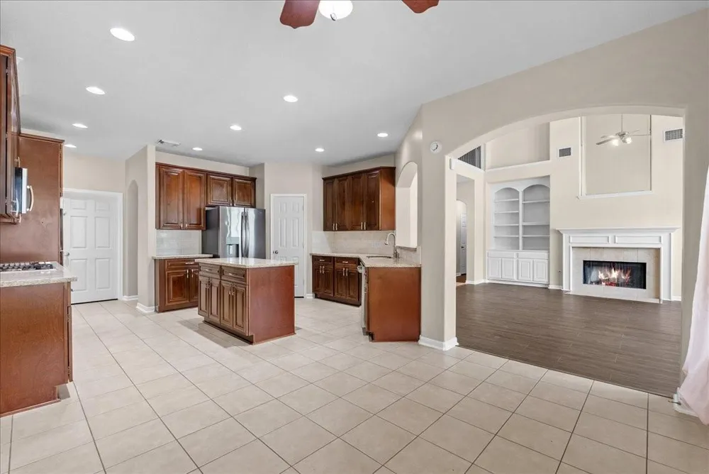 1618 Stoney Lake Drive Friendswood, TX 77546