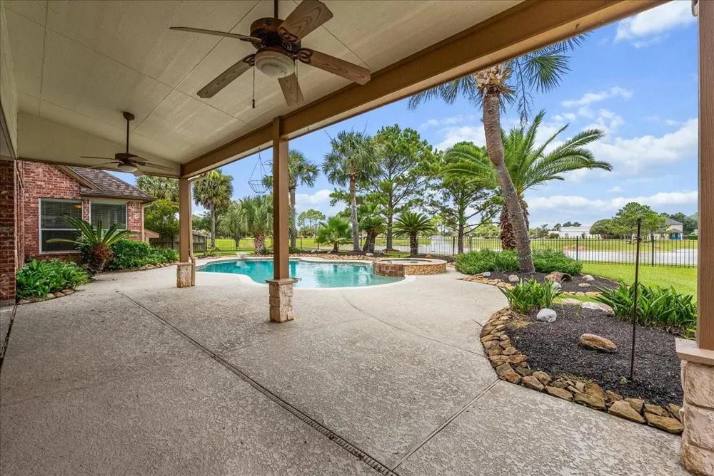 1618 Stoney Lake Drive Friendswood, TX 77546
