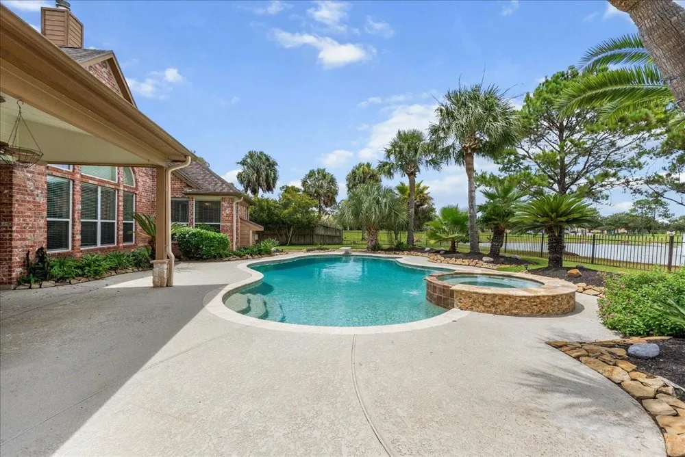 1618 Stoney Lake Drive Friendswood, TX 77546
