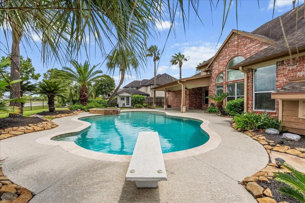 1618 Stoney Lake Drive Friendswood, TX 77546