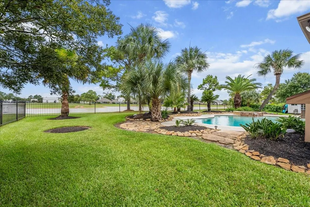 1618 Stoney Lake Drive Friendswood, TX 77546