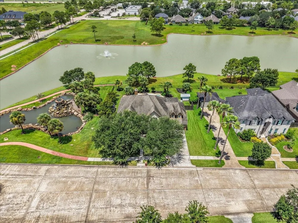 1618 Stoney Lake Drive Friendswood, TX 77546